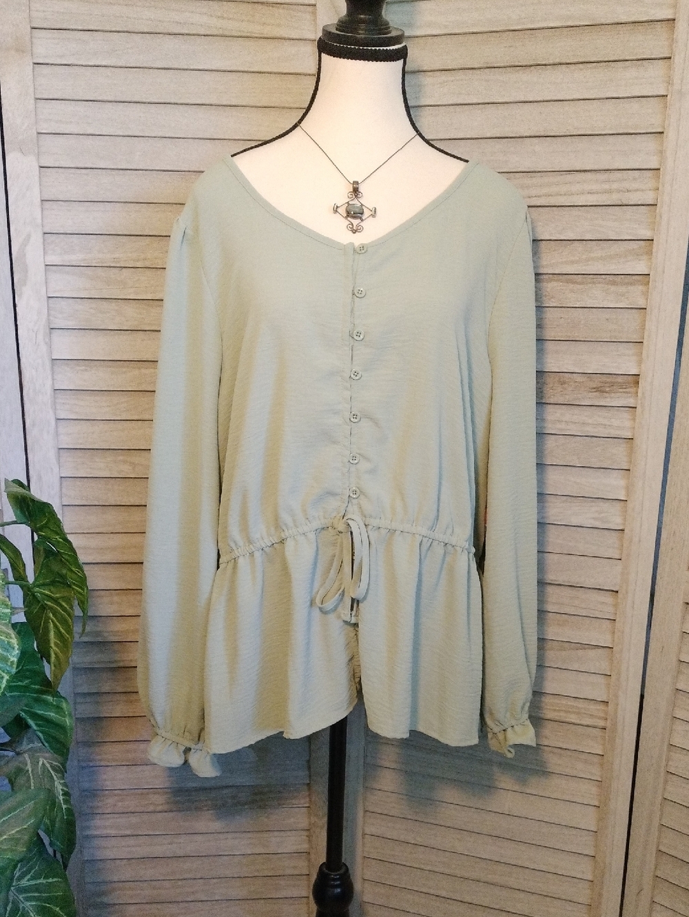 ⚜️ NWT Velvet Moon Sage Green Button Front Peplum Blouse - Size 3X